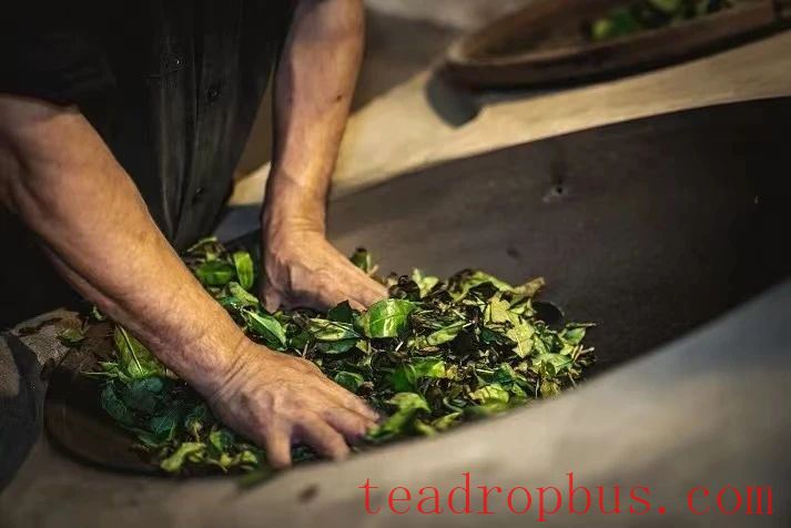 Huang Xiangeng - The Traditional Handmade Skills of Rock Tea-6