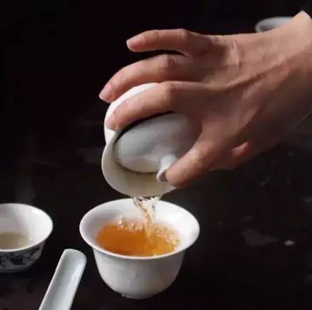 Brewing Tea: How to Use a Gaiwan Without Burning Your Hands?-4-ChinaTeaGuru: Exploring Chinese Tea Culture and Kung Fu Tea - Tea Art, Tea Ceremony, Tea Knowledge Brewing Tea: How to Use a Gaiwan Without Burning Your Hands?-4