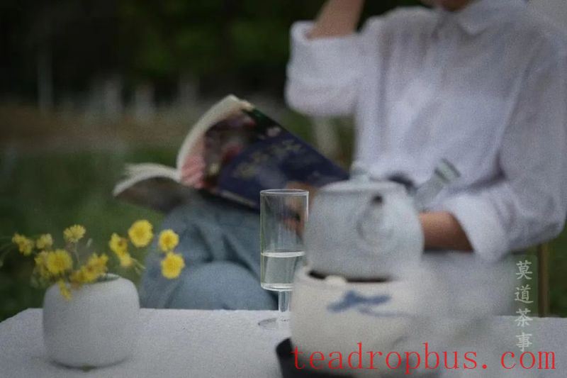 Let the fragrance of tea slow down the passage of time, and let worries fade with the tea in your cup.-1