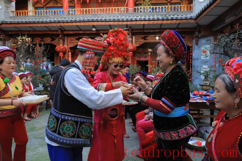 Tourists experiencing the Bai ethnic three-course tea. Photo provided by Dong Jinxia, a representative inheritor of the Bai ethnic three-course tea in Dali Bai Autonomous Prefecture.