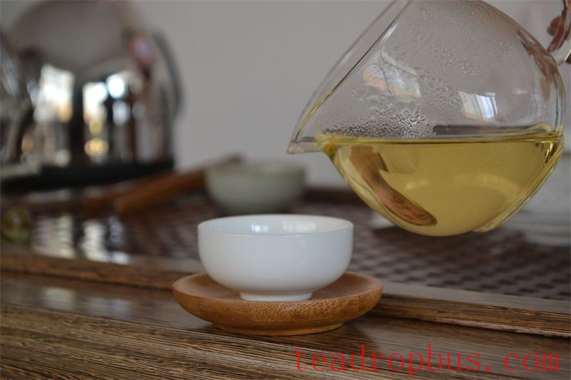 When Drinking Tea with Others, Remember Not to Do These Things-1