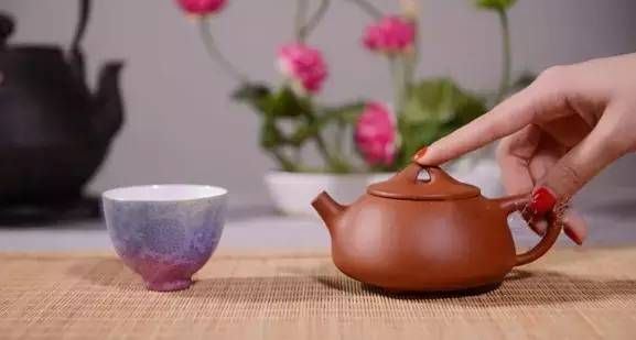 You Can't Say You Love Tea If You Can't Even Hold the Teapot Properly!-1