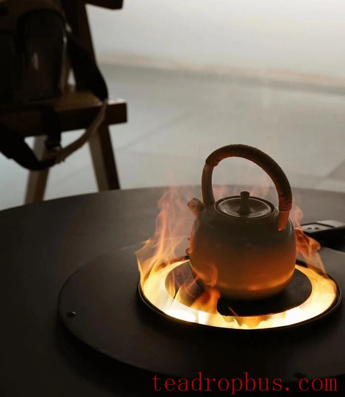 Wuyi Rock Tea, endowed with the essence of mountain and river, possesses the charm of rock and floral fragrance.-6