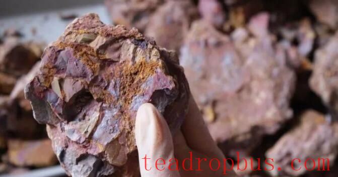 What are the characteristics of traditional purple clay mud refining methods?-1