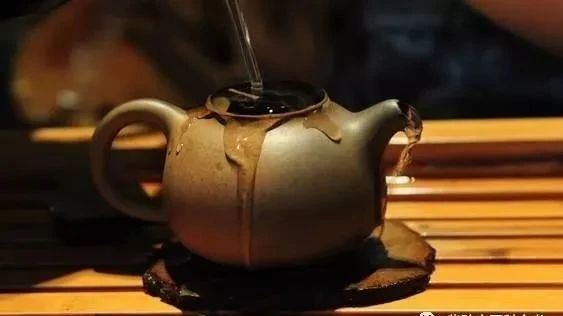 How to Remove Tea Stains from a Purple Clay Teapot Without Damaging the Patina?-2