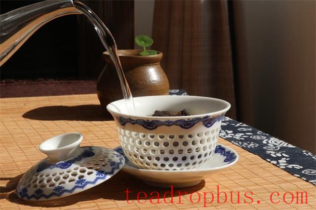The Essential Guide to Using a Gaiwan for Brewing Tea Without Burning Your Hands!-3