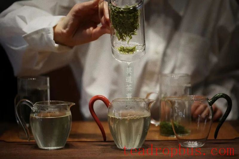 Amidst Tea, Admire the Mountains and Rivers, Live in the Moment and Let Go of Attachments-3