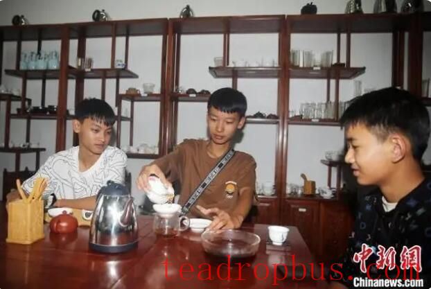 Lao-Chinese Youngsters Study Pu'er Tea Culture in Yunnan-6
