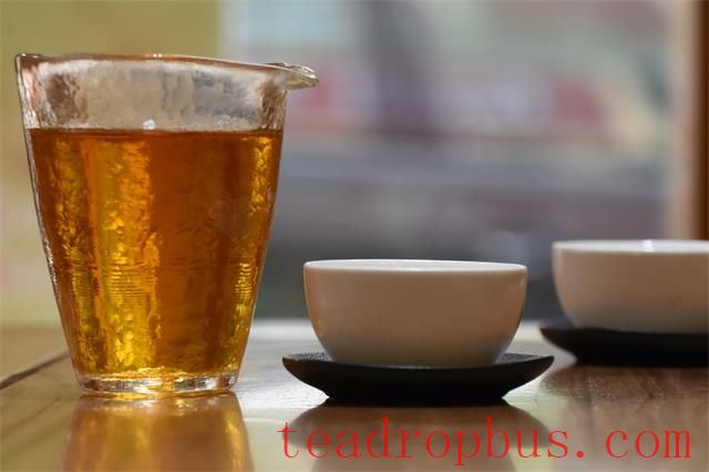 What Kind of Cup is Suitable for Brewing Dian Hong Tea?-2