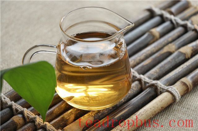 How to Brew and Drink Pu'er Tea Cake from Yunnan-1