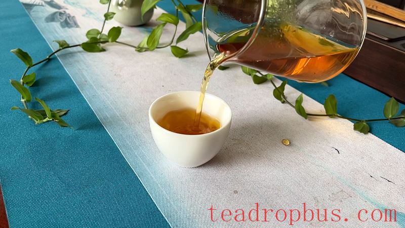 How to Brew Fengqing Yunnan Black Tea-4