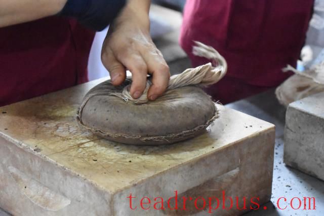 How is Pu'er Tea Made into Cakes? It's Not Just by Stone Mill!-2