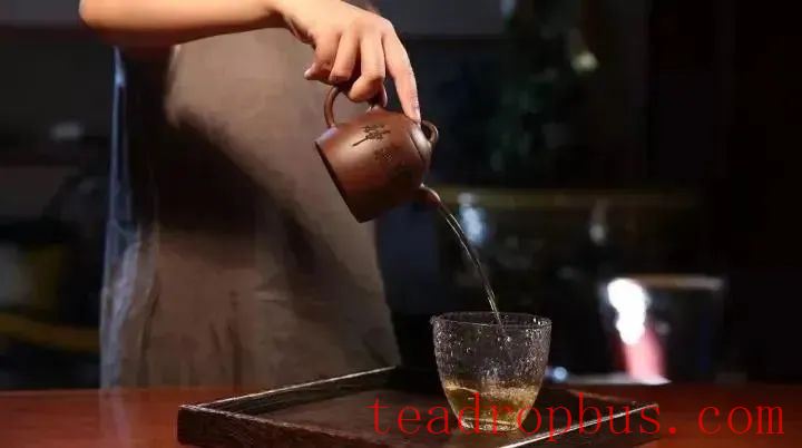 Is it broken if the purple clay teapot doesn't pour smoothly?-1