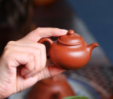 Is it better for a purple clay teapot to retain water or not?-11
