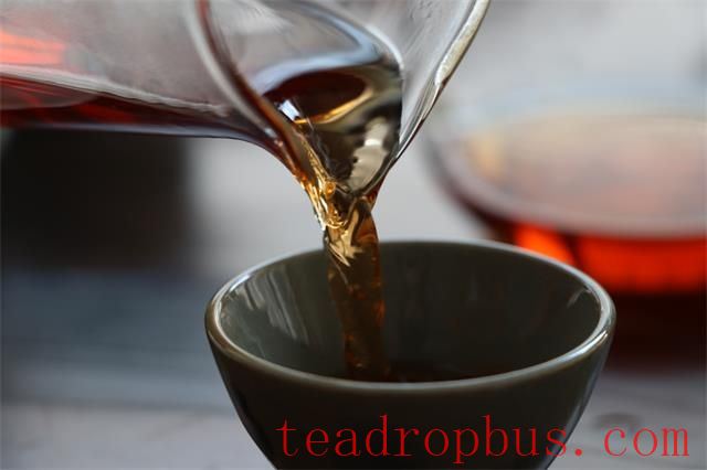 Learn to Prepare Black Tea with Various Mixtures for Winter Teapot Brewing-3