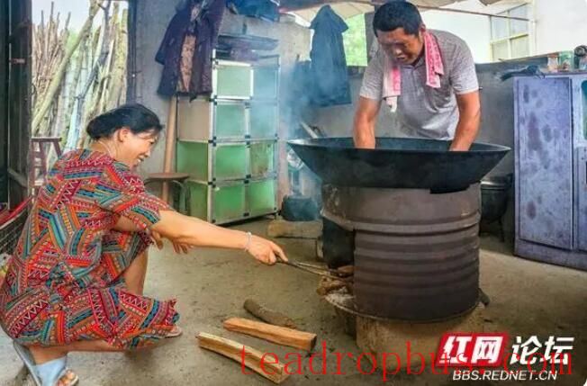 Observing the Making of Xiangxi Baicha: Do All Tea Frying Masters Have a Pair of 