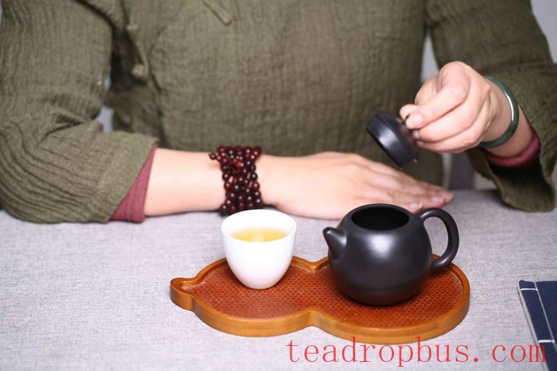 Does a Purple Clay Teapot Become More Worn with Use?-3