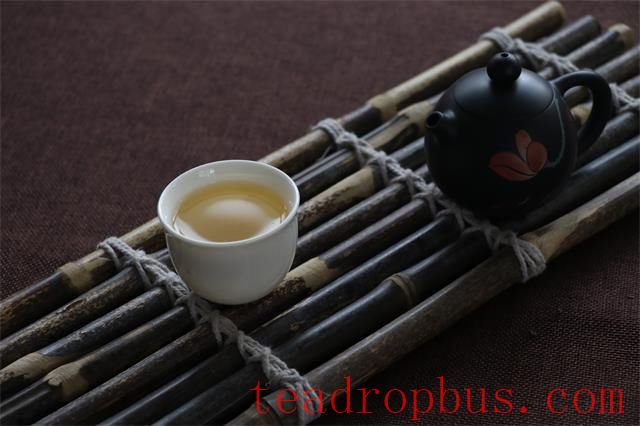 Daily Detachment from the Hustle and Bustle, Sitting Across from a Cup of Clear Tea-3