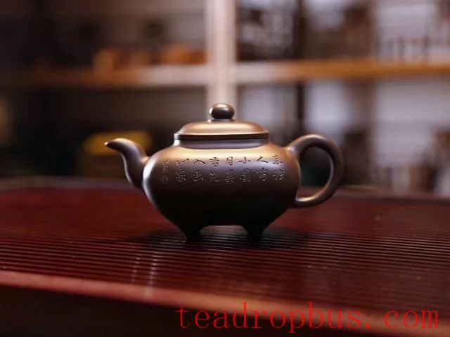 Purple Clay Trivia: Why do seasoned teapot enthusiasts focus on the base of the pot?-3