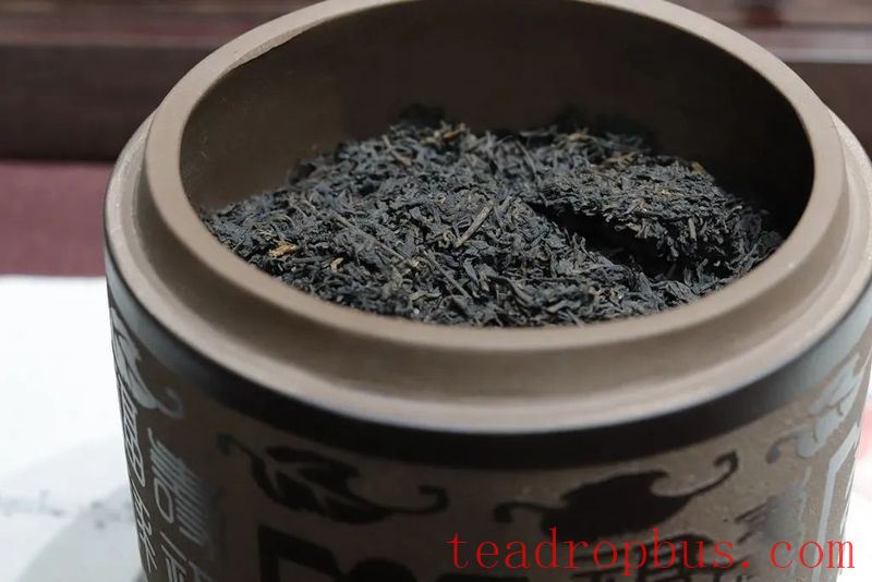 Several Crucial Details to Consider When Storing Liubao Tea in a Purple Clay Jar!-3
