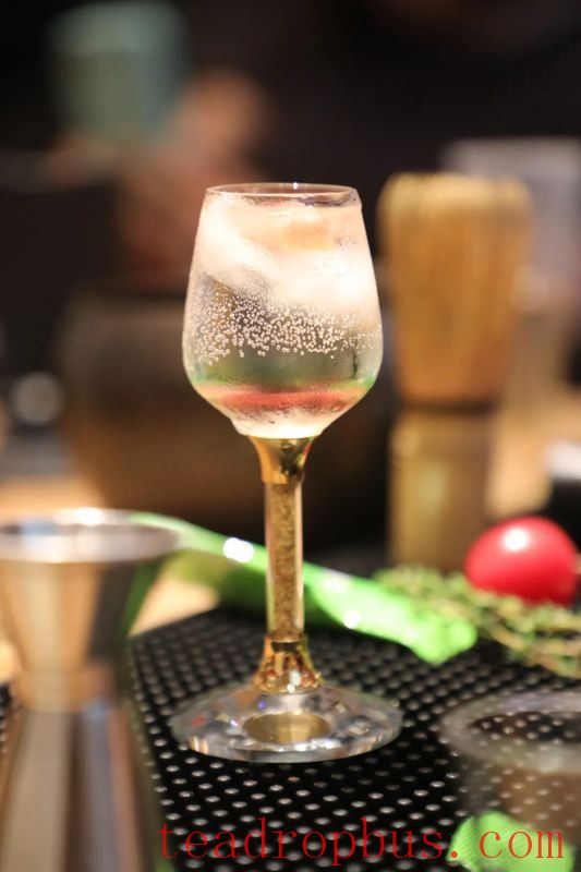 Tea Flows and Transforms: An Elegant Journey That Begins with a Cup of Tea-2