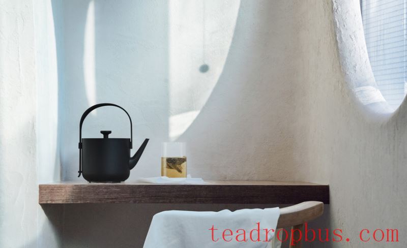 Cold Drinks & Hot Tea: Which One is Better for Beating the Heat?-2