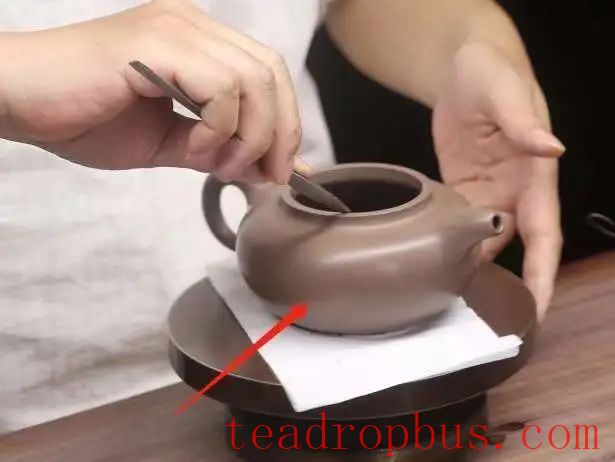 Is it better for a purple clay teapot to retain water or not?-7