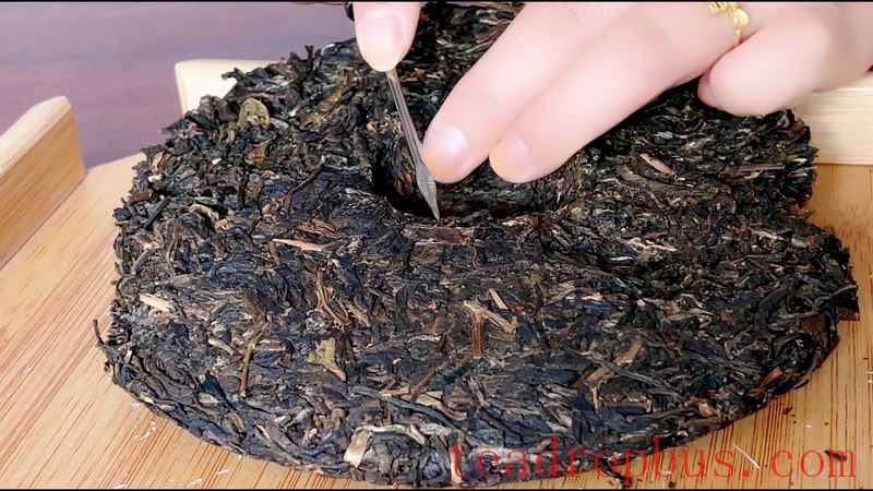 Pu'er Tea Cake How to Properly Pry Open-1