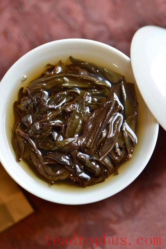 Wuyi Rock Tea, endowed with the essence of mountain and river, possesses the charm of rock and floral fragrance.-4