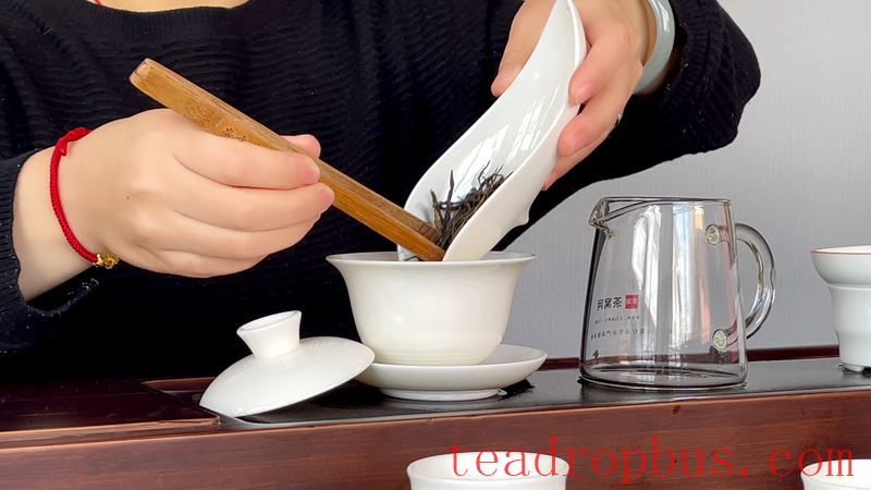 Taste of Dian Hong Tea, How to Brew Dian Hong Gongfu Black Tea for Best Flavor-3