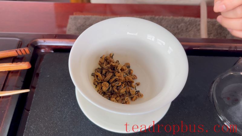 How to Brew Fengqing Yunnan Black Tea-1