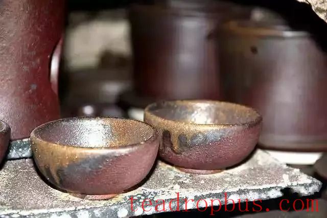 Why are Wood-Fired Kilns Pricy? What Characteristics do Wood-Fired Tea Utensils Possess?-1