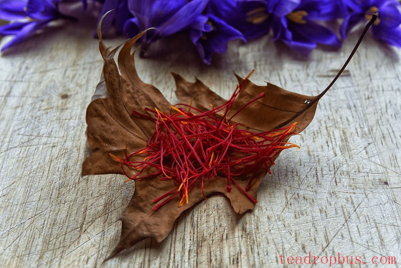 The Amazing Benefits and Precautions of Saffron Tea-1