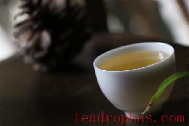 The fragrance of a cup of spring tea is like holding the entire spring.-3