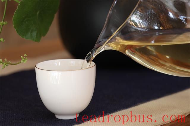 The fragrance of a cup of spring tea is like holding the entire spring.-1
