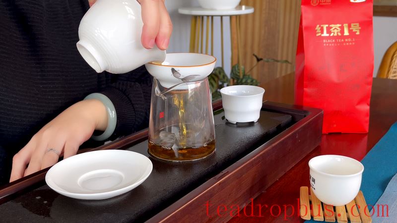Taste of Dian Hong Tea, How to Brew Dian Hong Gongfu Black Tea for Best Flavor-5