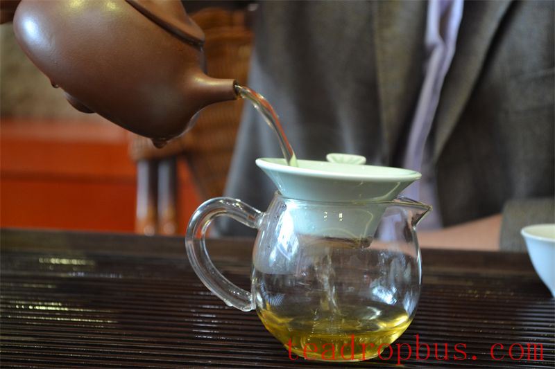 Eating While Drinking Tea: Is It Harmful or Beneficial to Health?-1