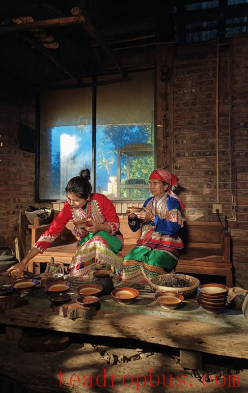 Here, people are born on the tea mountains and grow up in the aroma of tea.-3