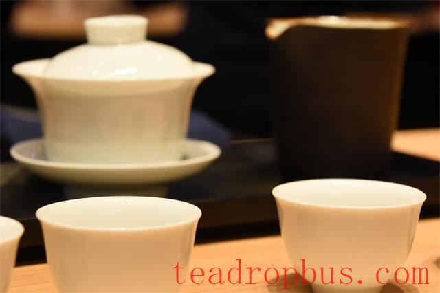 Why does tea steeped in a Purple Clay Teapot taste richer than tea steeped in a Gaiwan?-2