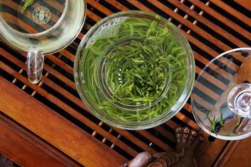 I must say, the fragrance of green tea brewed in a gaiwan far exceeds that of a glass cup!-2