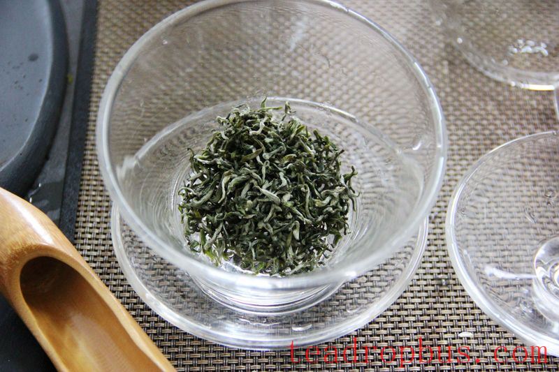 I must say, the fragrance of green tea brewed in a gaiwan far exceeds that of a glass cup!-3
