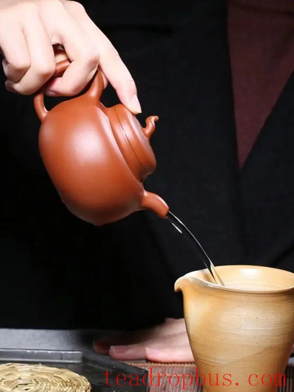 Scalding a Purple Clay Pot Before Tea: What Are the Purposes Beyond Warming the Cup?-5