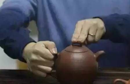 You Can't Say You Love Tea If You Can't Even Hold the Teapot Properly!-3