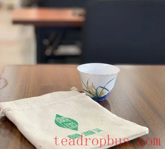 Hold a Cup of Fragrant Tea, Keep a Moment of Tranquility-3