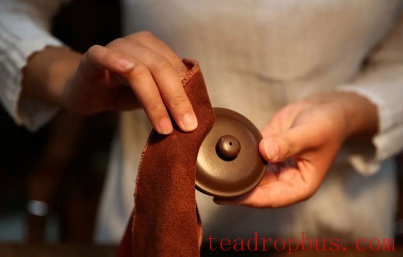 What Should You Pay Attention to When Maintaining a Purple Clay Teapot in Winter?-6