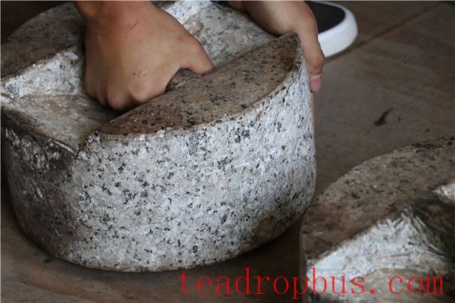 How is Pu'er Tea Made into Cakes? It's Not Just by Stone Mill!-3