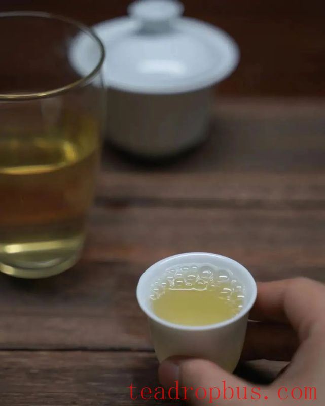 What's the Difference Between Brewing and Boiling White Tea?-4