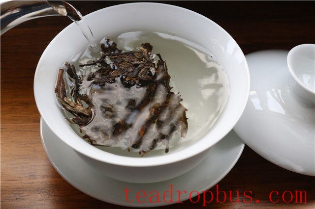 How does the method of water pouring affect the taste of tea?-1