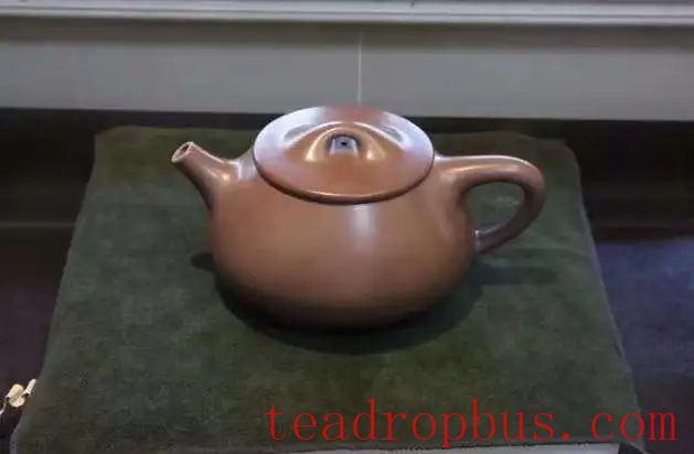 Is it better for a purple clay teapot to retain water or not?-8