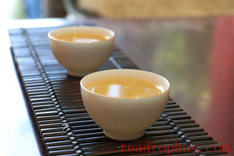 Tasting the Language of Tea: The Philosophy of Life in a Pot of Fine Tea-2